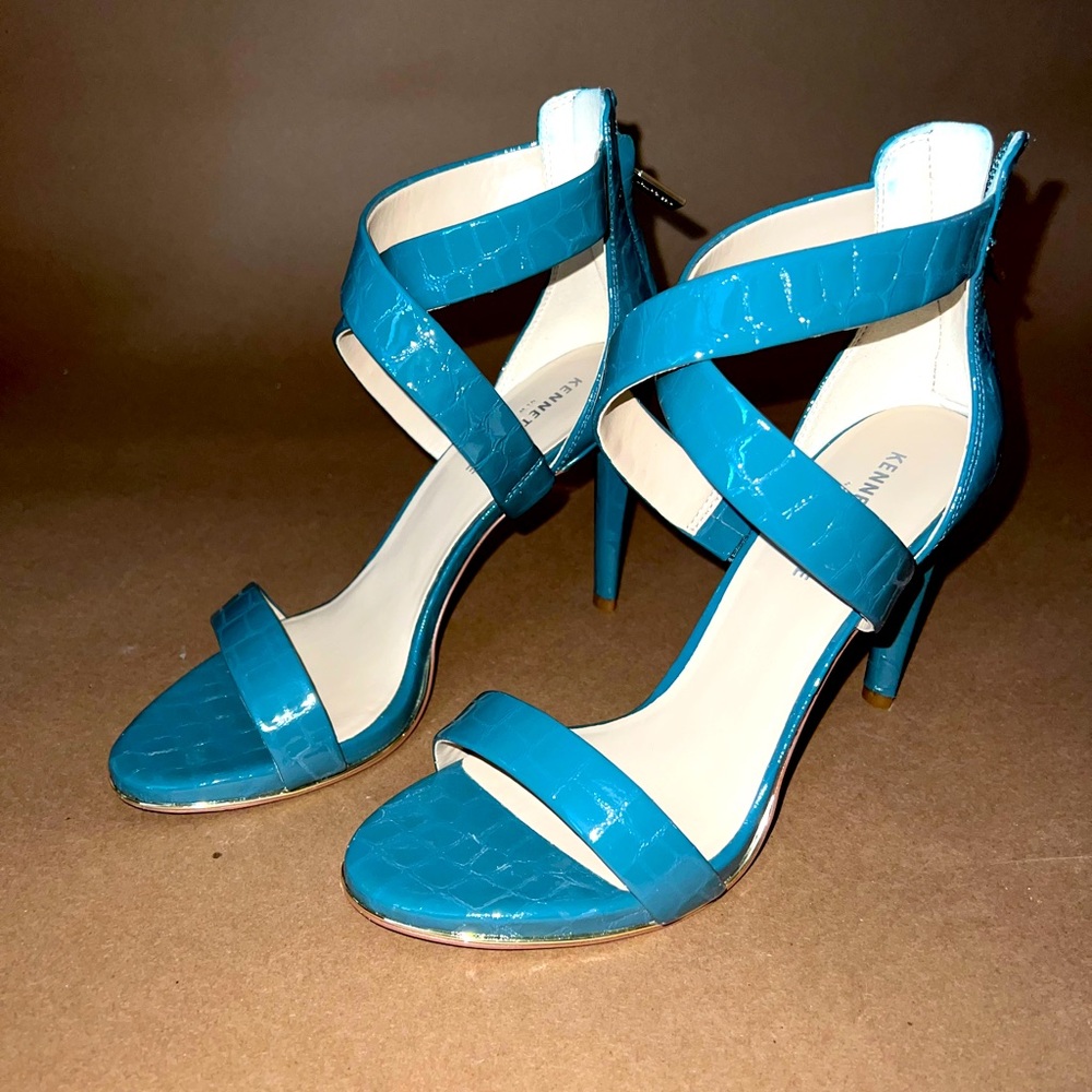 KENNETH COLE NEW YORK Brooke Cross Sandal